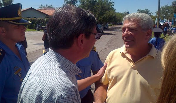 El jefe de la Policía de Mendoza, Juan Carlos Caleri, con el líder de la Asociación de Productores en Acción (viñateros del Este) luego de que funcionarios del gabinete se pelearan entre ellos por la ubicación de los manifestantes en las cercanías de la bodega Los Tonoles, sede del acto vendimial de los grandes empresarios del vino nucleados en Bodegas de Argentina. Foto: Twitter de @MarceloTorrez 