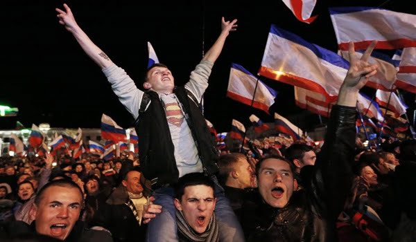 Simpatizantes prorrusos celebraron en la plaza Lenin de Simferopol, capital de Crimea, el resultado del referéndum de adhesión a Rusia. Foto: EFE