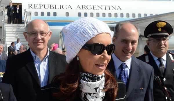 Cristina Fernández llegó este domingo a Roma. Al pie del avión camina con el canciller Timerman y el embajador en el Vaticano, Juan Pablo Cafiero. Foto: Presidencia.