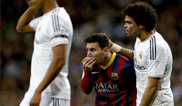 Messi y Pepe en un crece verbal durante el clásico del domingo pasado en el Santiago Bernabeu.