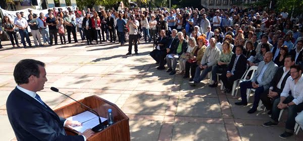 Pérez encabezó el acto oficial a 38 años del golpe cívico militar que instauró el terror en el país. Foto: Prensa Gobierno de Mendoza.