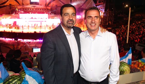 Francisco Pérez y Carlos Ciurca posaron para las fotos en la previa del Acto Central. Foto: Prensa Gobierno de Mendoza.