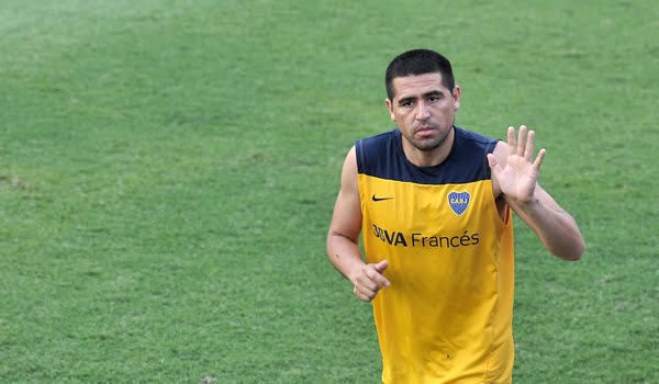 Juan Román Riquelme tiene el desafío de apagar el incendio del entrenador de Boca.