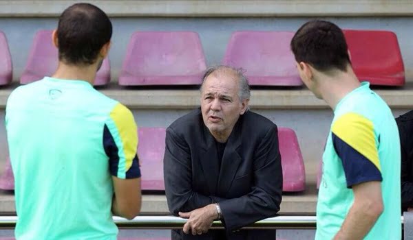 Sabella con Mascherano y Messi, este miércoles en la cancha de Barcelona. 