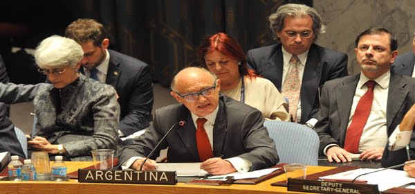 Timerman en la ONU, con la mendocina Marita Perceval, representante argentina en el organismo en la segunda fila. Foto: Archivo / Télam