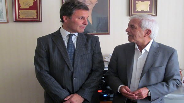 El ministro de Salud, Matías Roby, y el titular de ATSA, Juan Carlos Navarro, posaron para la foto después de acordar un aumento salarial que rechaza el resto del arco sindical del sector. Foto: Prensa Gobierno de Mendoza.