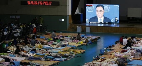 Familiares de los pasajeros del ferry "Sewol" miran en un gimnasio una transmisión en la que Chung Hong-won anuncia su renuncia como primer ministro de Corea del Sur. Foto: Reuters