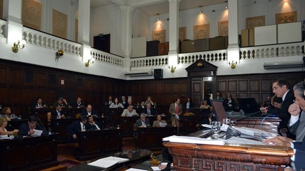 A la derecha, el presidente de Diputados, Jorge Tanús, a la izquierda el bloque radical. Foto: Prensa Cámara de Diputados 