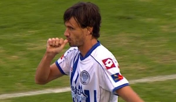 Mauro Obolo festejó de penal contra Lanús y cuando dejó la cancha en el segundo tiempo se fue ovacionado por su gente en el Malvinas. Foto: Captura Tv