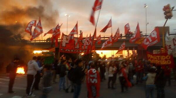 El Frente de Izquierda  y los gremios de trabajadores del Estado cortaron el tránsito  en el nudo vial de Vicente Zapata a primera hora del jueves. Foto: Twitter @Nicolasdelcano