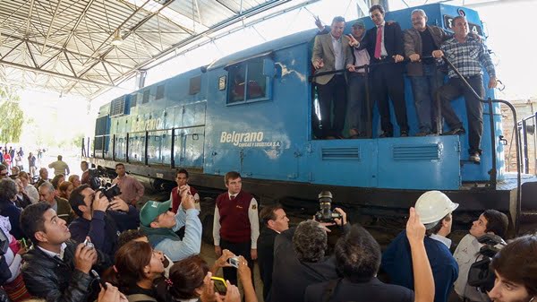 Florencio Randazzo con Paco Pérez en la Estación de Palmira, este viernes después del mediodía. Foto: Prensa Gobierno de Mendoza.