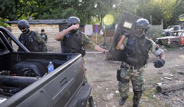 Parte de uno de los grupos armados del Estado nacional que desembarcaron en Rosario este miércoles retratados por el fotoperiodista  Marcelo Manera para el diario La Nación.