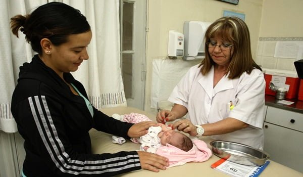 La campaña está destinada a las embarazadas, las madres recientes no vacunadas, los chicos de 6 meses a 2 años, los mayores de 65 años y las personas de 2 a 64 años con factores de riesgo. Foto: Prensa Gobierno de Mendoza