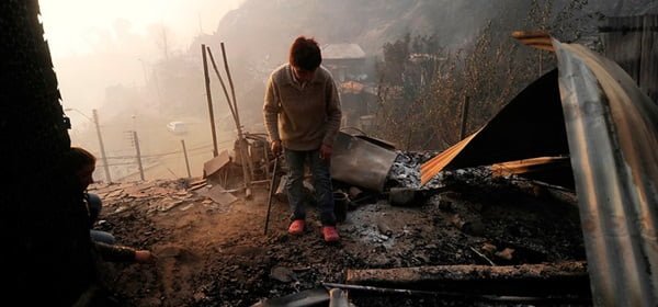 Se estima que mil viviendas fueron arrasadas por las llamas. Foto: La Tercera