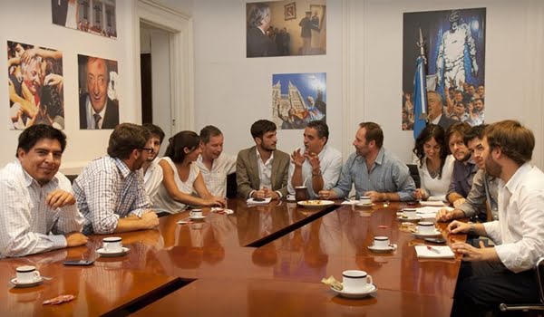 Militantes de La Cámpora, el Pro y la UCR con Juan Carr y el cura Molina, en el Congreso. Foto: Archivo