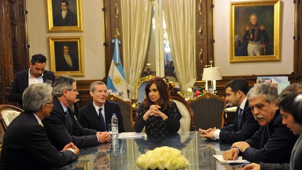 La presidenta Cristina Fernandez de Kirchner reunida con presidente y CEO de YPF, Miguel Galuccio; el ministro de Planificación Federal Julio de Vido; el viceministro de Economía, Axel Kicillof, y al presidente y CEO de Chevron Corporation, John S. Watson, en la Casa de Gobierno, en julio de 2013. Foto: Archivo - Télam