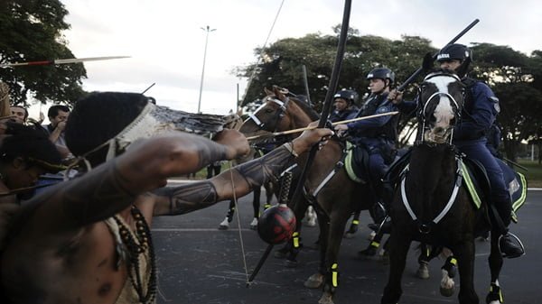 Manifestantes indígenas se manifestaron en Brasilia contra el Mundial. Foto: Reuters en La Nación