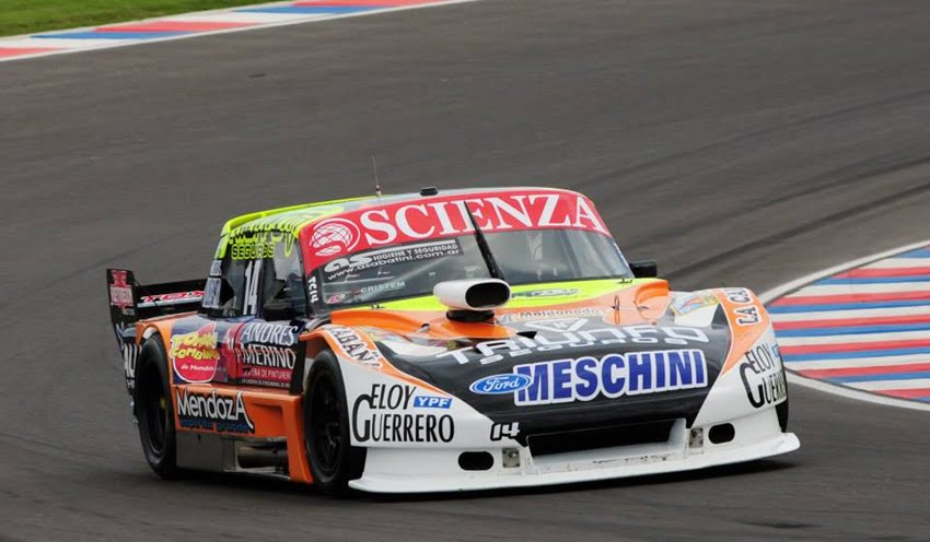 El mendocino Jalaf transitando en su Ford el circuito de Termas de Río Hondo. Foto: Facebook Matías Jalaf