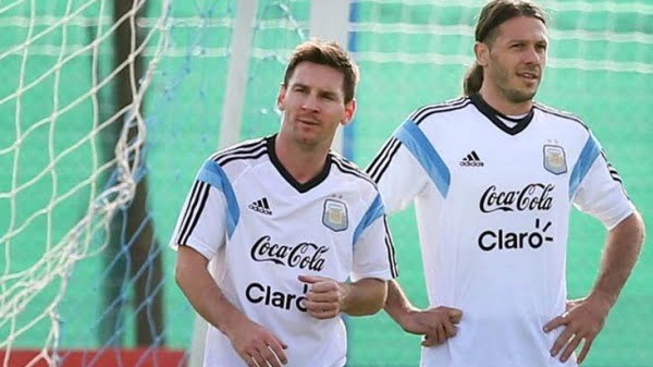 Messi y Demicheli en la práctica del sábado de la Selección. 