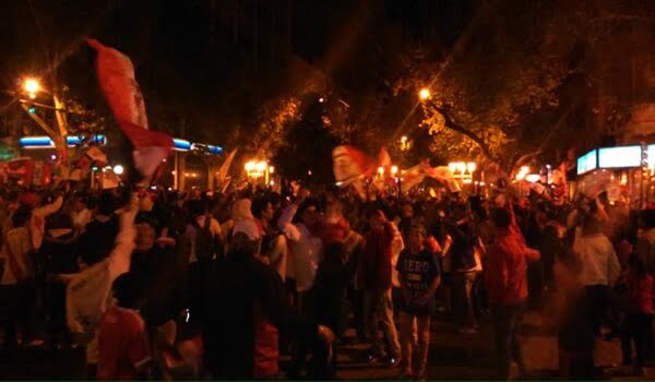 Los hinchas de River festejaron en el Kilómetro Cero de Mendoza. Foto: Twitter @SebaGoiburo