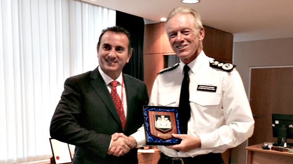 El gobernador Francisco Pérez y Bernard Hogan-Howe, Jefe de Scotland Yard en la sede de Scotland Yard: Foto: Prensa Gobierno de Mendoza