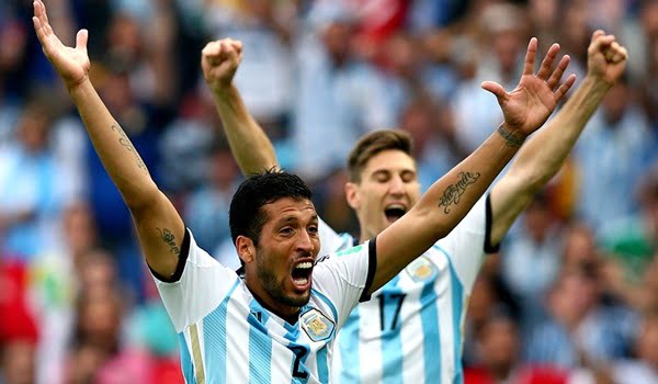 Los centrales de Argentina celebran el pase a octavos de final.