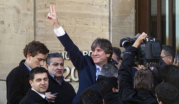 El vicepresidente Amado Boudou al ingresar a tribunales este lunes para prestar declaración indagatoria saludó a militantes que lo vivaron. 