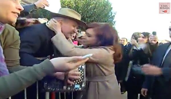 Cristina Fernández saluó a la concurrencia al acto de inauguración de la estación ferroviaria de Pilar. Foto: Captura