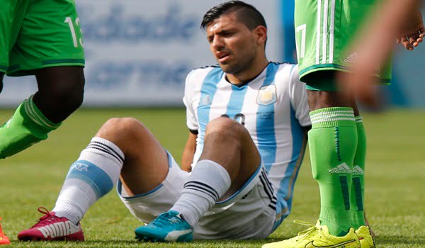 El Kun se lesionó en el primer tiempo del partido contra Nigeria. 