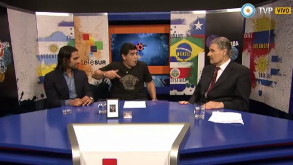 "Lo de Costa Rica es para hacer esto...", dice Maradona mientras escenifica ante Radamel Falcao García y Víctor Hugo Morales. Foto: Captura  TV