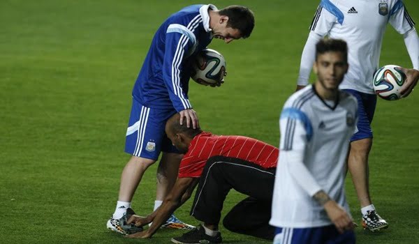 Lionel Messi fue el objetivo principal de los hinchas que ingresaron al campo. Foto: Télam