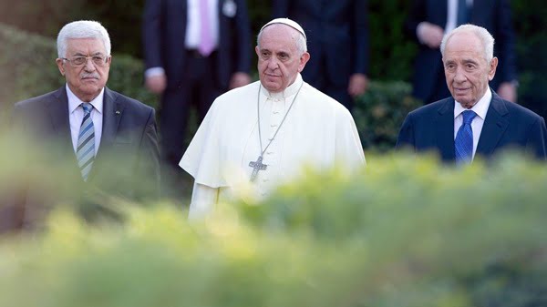 El papa Francisco se encontró con Shimon Peres y Mahmud Abbas en el Vaticano. 
