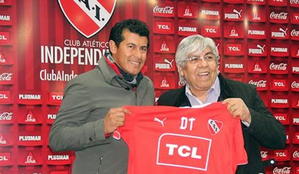 El técnico Jorge Almirón y el presidente de Independiente Hugo Moyano en la presentación del entrenador.