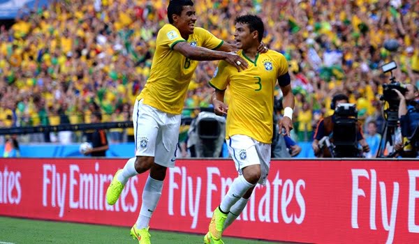 Thiago Silva festeja su gol.