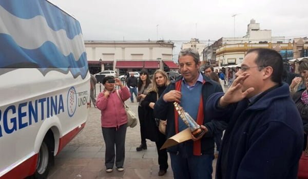 Cobos con el Cletomóvil que lo lleva por el país de campaña electoral.