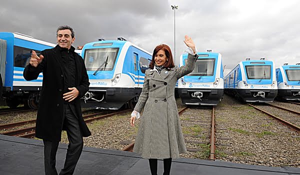 Florencio Randazzo y Cristina Fernández en la presentación de siete formaciones chinas para el ten Sarmiento. Foto: Presidencia de la Nación.