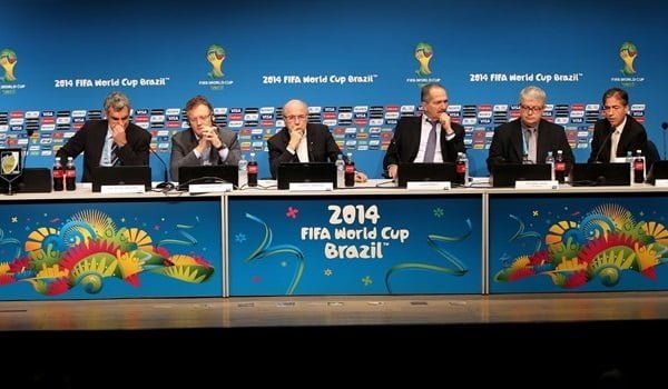 La FIFA avasalla la soberanía de los países organizadores del Mundial, instrumenta la reventa clandestina de entradas, coimea a las federeaciones para establecer la sede de la Copa del Mundo, compra y vende partidos para las empresas de apuestas y alecciona a los futbolistas que sacan los pies del plato. 