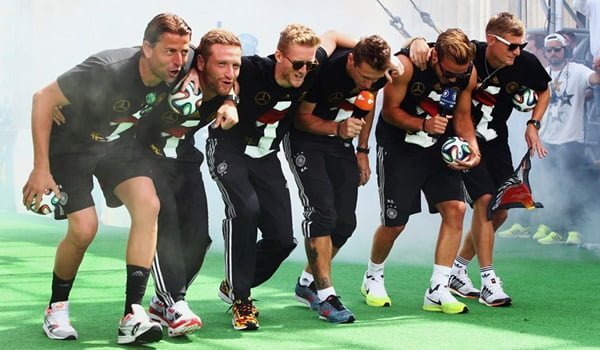 Loa futbolistas campeones del mundo festejaron en Alemania con el baile del gaucho. Foto: FIFA