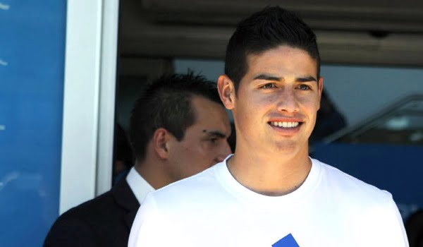 James Rodríguez saliendo de la clínica en la que se hizo los estudios previos a su incorporación al Madrid. 