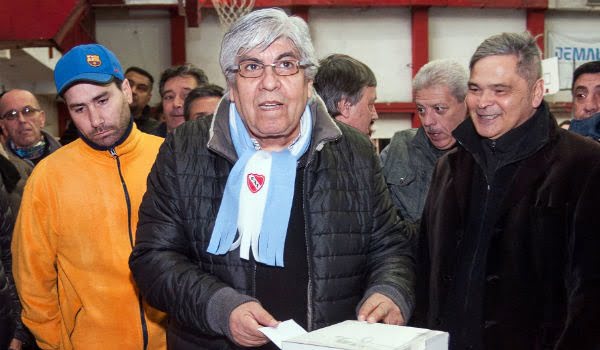 Hugo Moyano emitiendo su voto  en el club de Avellaneda. Foto: La Nación