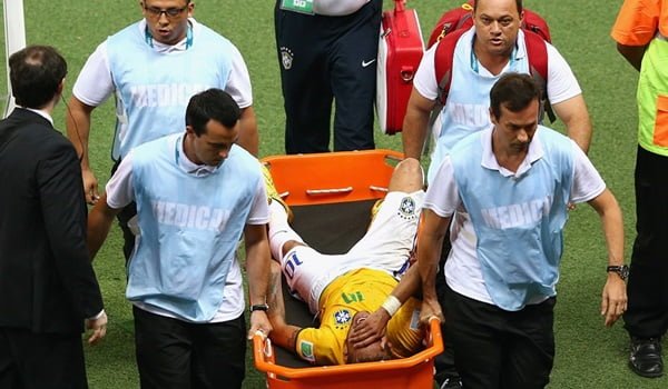 El ídolo brasileño Neymar está en dudas para la semifinal luego de recibir un rodillazo en la espalda. 