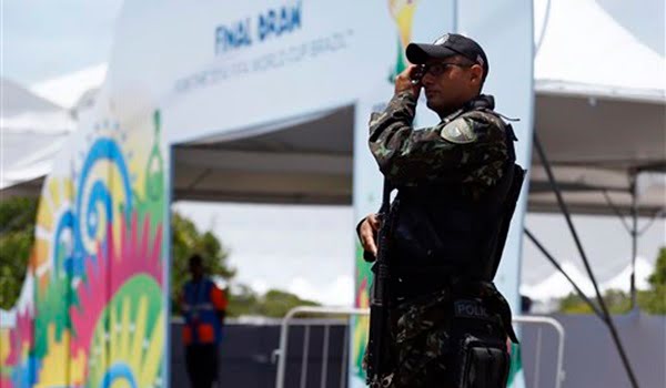 La posibilidad de protestas, los 100 mil argentinos que estarán en Río y la presencia de 12 mandatarios son las causas del tremendo operativo dispuesto por el gobierno de Dilma para la final del Mundial.