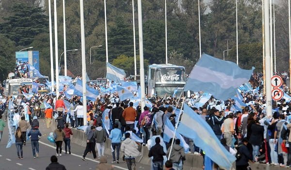 En las inmediaciones del aeropuerto de Ezeiza se concentró una multitud a recibir a la Selección, al igual que en el Obelisco aunque luego se abortó el festejo en el centro porteño.