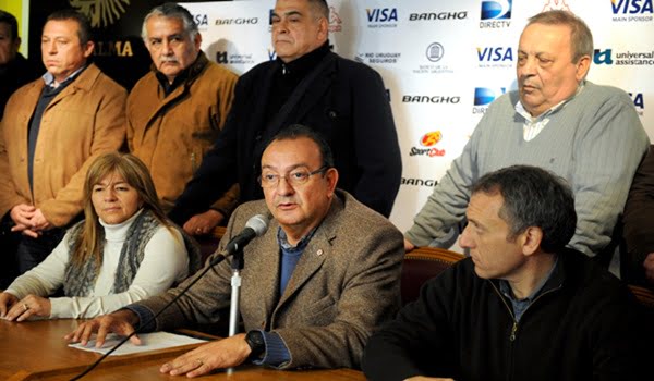 El presidente de la Confederación de Básquet, Daniel Zanni, rectificó su renuncia en una conferencia junto a la dirigencia de la entidad. Foto: Télam