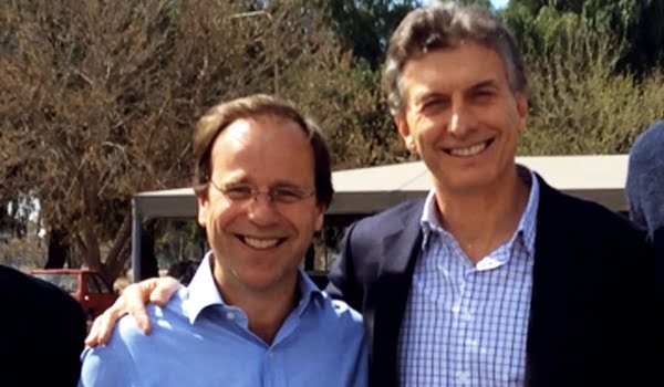 Carlos Aguinaga y Mauricio Macri posaron para la foto de difusión del pase del ganso al PRO. 