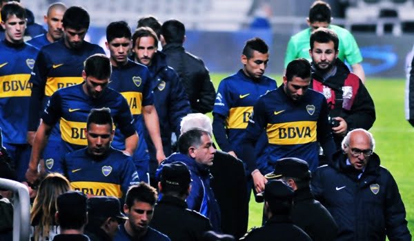 El equipo y el cuerpo técnico de Boca se van del Único de La Plata tras protagonizar la tercera derrota en cuatro fechas. 