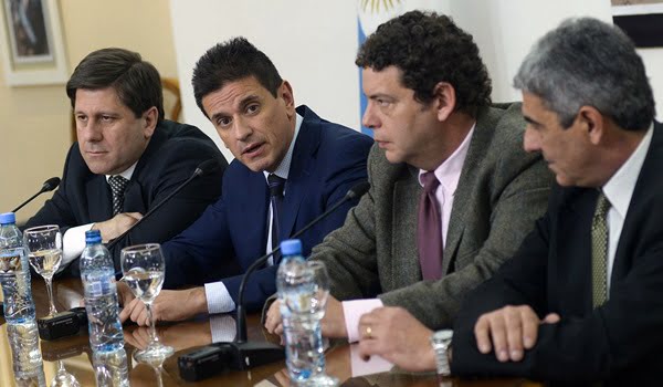 Marcelo Costa, flamante ministro de Agroindustria, Francisco García, ministro de Legal y Técnica, Marcelo Barg, ministro saliente, y Juan Gantuz, ascendido a ministro de Hacienda. Foto: Prensa Gobierno de Mendoza.