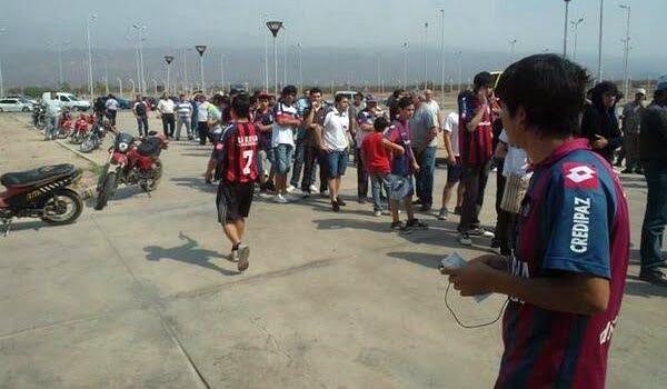 Cientos de cuervos, santos, forzosos de Almagro y de Boedo acamparon por una entrada para la final de la Libertadores en Paraguay. 