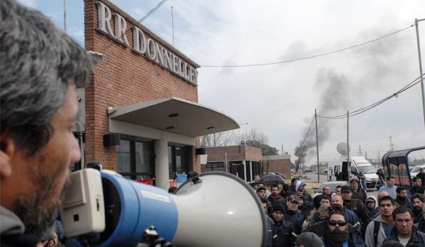 El lunes los trabajadores de donnelly se encontraron con la planta cerrada. Foto:  Télam