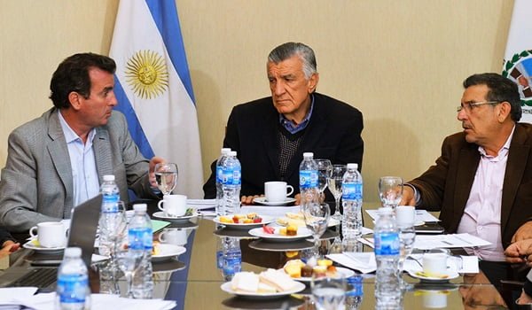 Los gobernadores Paco Pérez, José Luis Gioja y Luis Beder Herrera analizaron la problemática de la industria del vino entre masas finas y café. Foto: Prensa Gobierno de Mendoza 